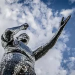 Estátua do Padre Léo